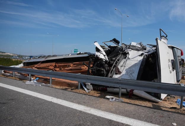 0b1f19a-11-killed-27-injured-in-tour-bus-truck-crash-in-turkiyes-manisa-3230087-202610111448-20261011144835-1